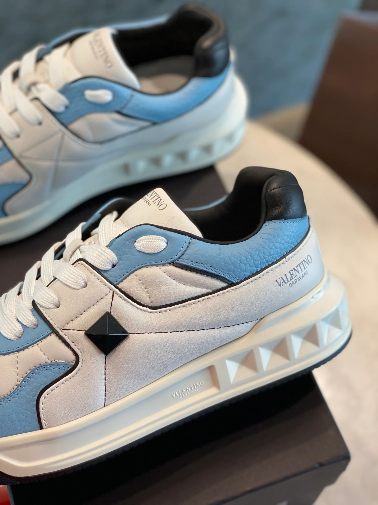 👟👟Ex-factory price 780👟👟 Valentino ONE STUD calfskin lace-up sneakers. Soft suede low-top sneakers, classic and versatile, couple's sneakers, special goods, worth buying! A pair of simple shoes with unique details will save you from the difficulty of dressing. OneStud sneakers, with quilted plaid and oversized rivets, create an eye-catching punk style and get rid of the heavy feeling of this season's clothing. U👟👟Ex-factory price raise calfskin derby shoes, with exquisite leather construction and simple silhouette, smooth lines set the tone of coolness, they are a versatile item in the wardrobe. There are more Valentino boutique shoes waiting for you to unlock! It’s time to get the shoes you’ve been coveting for a long time! Officially on sale 7,+++ - Seven straps, decorated with metallic rubber effect. Decoration on the back and tongue. Size 35-44.